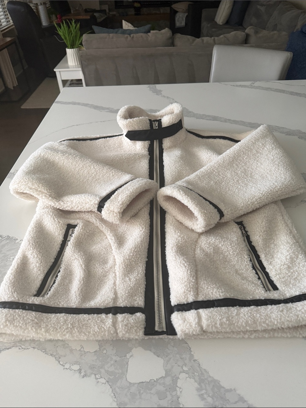 Abercrombie Cream Sherpa Zip-Up Jacket with Contrast Trim. Size medium